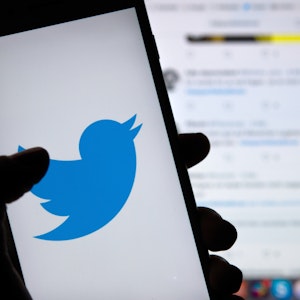 Das Logo des sozialen Mediums Twitter ist auf dem Display eines Smartphones zu sehen