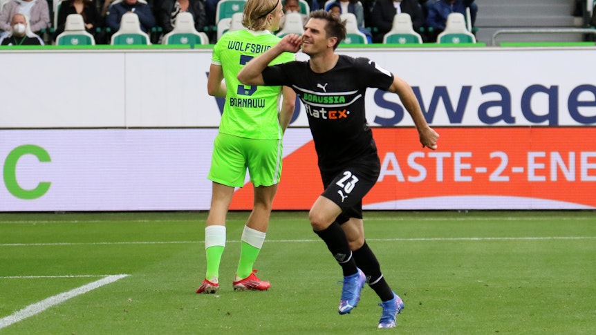 Jonas Hofmann von Borussia Mönchengladbach bejubelt seinen Treffer mit der Hand am Ohr im Duell gegen den VfL Wolfsburg am 2. Oktober 2021.