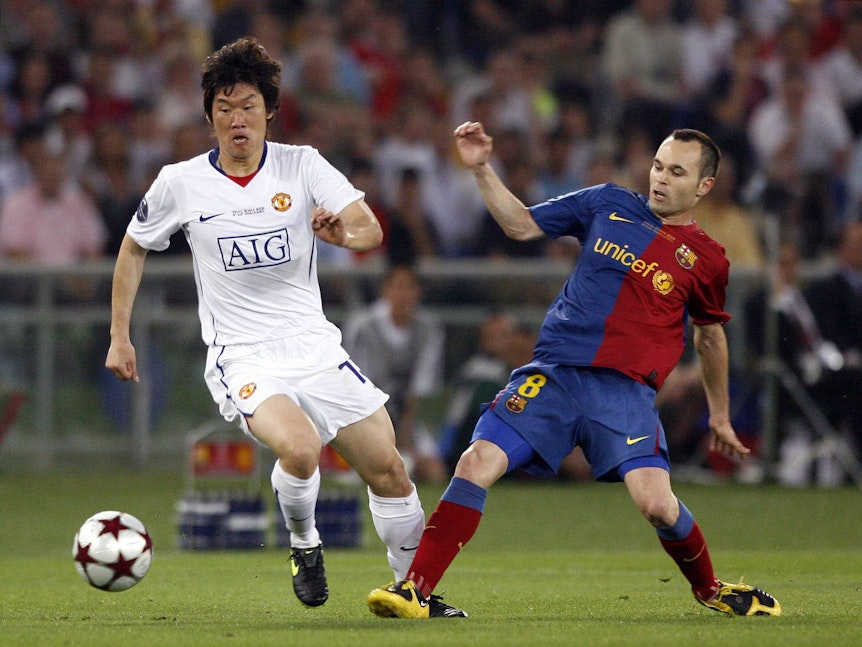 Ji-sung Park führt den Ball, Andres Iniesta von Barcelona will ihn stoppen.