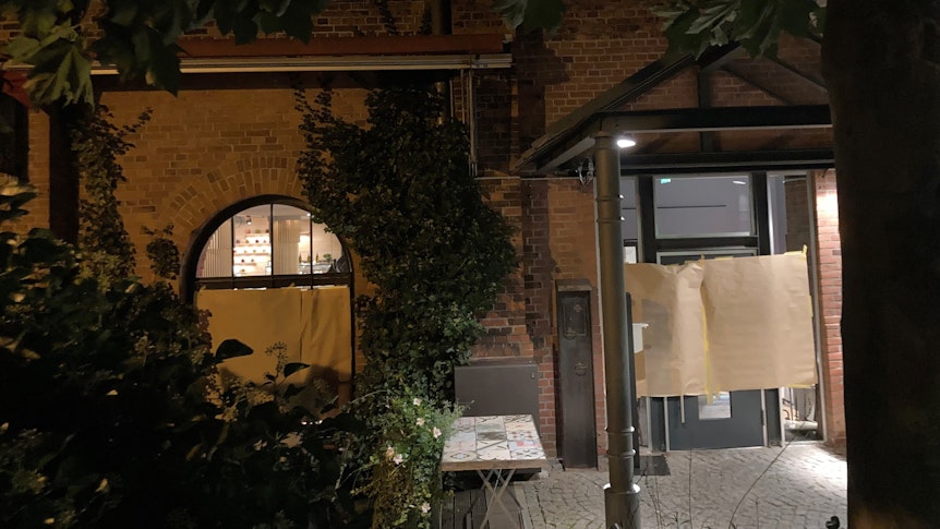 Am Mannschaftshotel in Hamburg hängen Pappen an den Fenstern und Türen.