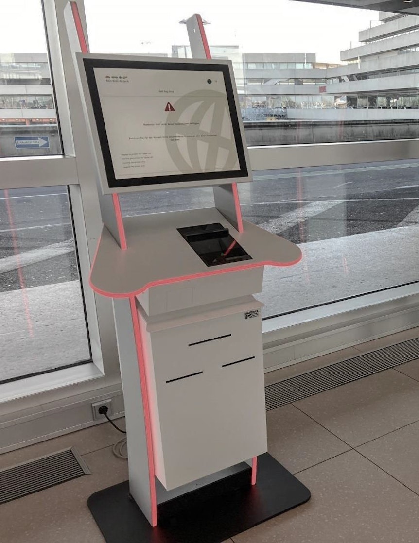 Ein Self Bag Drop-Automat im Flughafen Köln/Bonn.