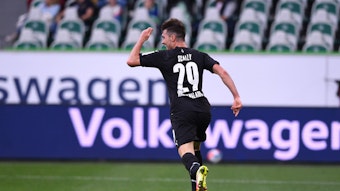 Joe Scally von Borussia Mönchengladbach feiert seinen ersten Bundesligatreffer am 2. Oktober 2021 beim VfL Wolfsburg.