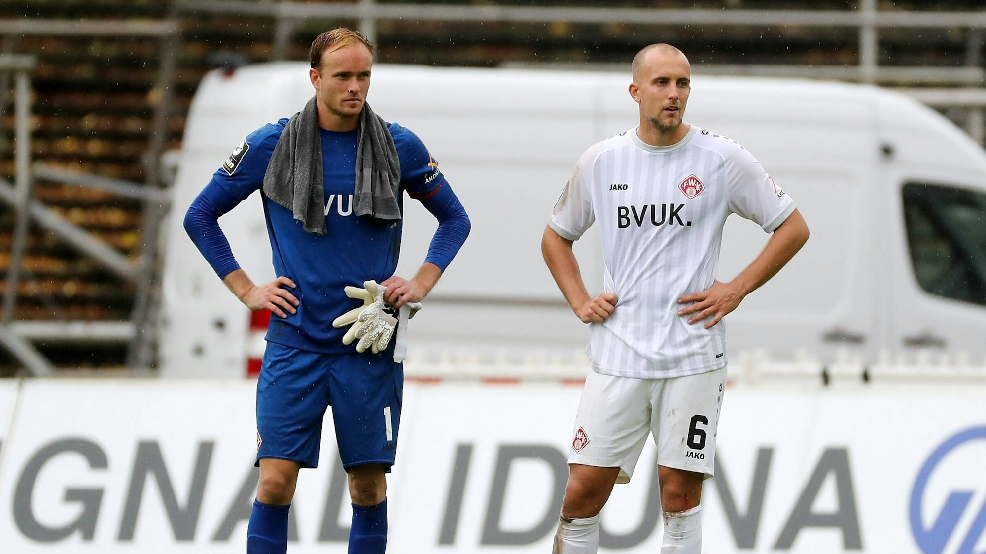 Torwart Hendrik Bonmann und Tobias Kraulich stehen mit Händen in den Hüften in Stadion und schauen enttäuscht drein.