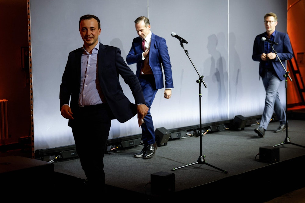CDU-Generalsekretär Paul Ziemiak, FDP-Generalsekretär Volker Wissing und CSU-Generalsekretär Markus Blume bei einer Pressekonferenz nach den Sondierungen zwischen Union und FDP am Sonntag (3. Oktober). Sie schreiten von der Bühne.