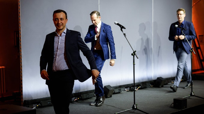 CDU-Generalsekretär Paul Ziemiak, FDP-Generalsekretär Volker Wissing und CSU-Generalsekretär Markus Blume bei einer Pressekonferenz nach den Sondierungen zwischen Union und FDP am Sonntag (3. Oktober). Sie schreiten von der Bühne.