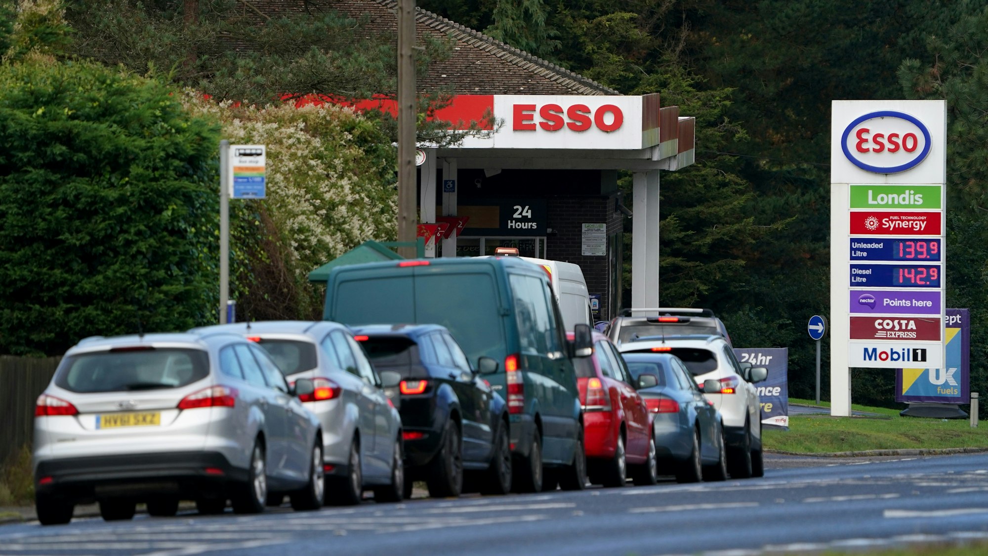 Autofahrer stehen vor einer Esso-Tankstelle Schlange, um zu tanken. In Großbritannien sind seit Montag (04.10.2021) Soldaten im Einsatz, um den anhaltenden Kraftstoffmangel an britischen Tankstellen einzudämmen.