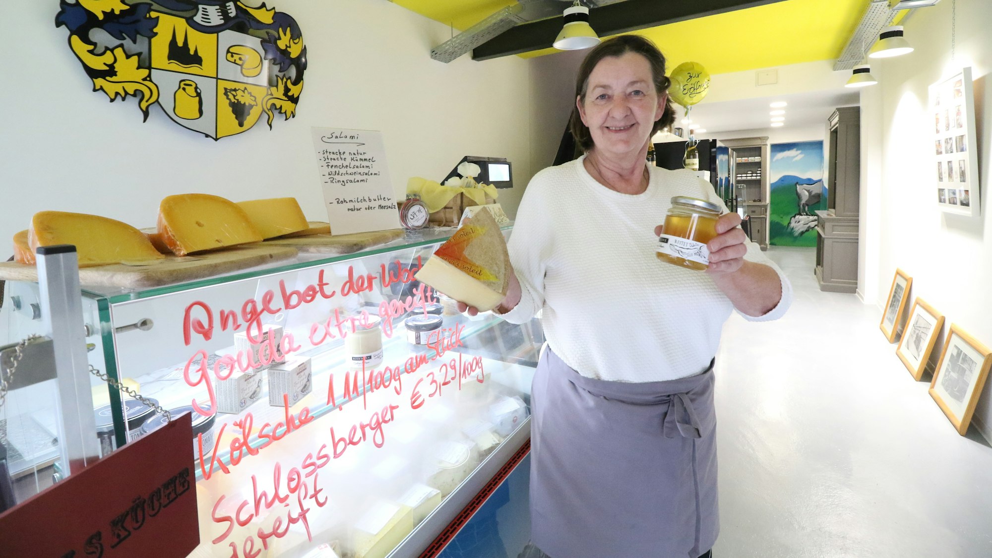 Barbara Wingenfeld steht im Geschäft Käsehaus Wingenfeld.