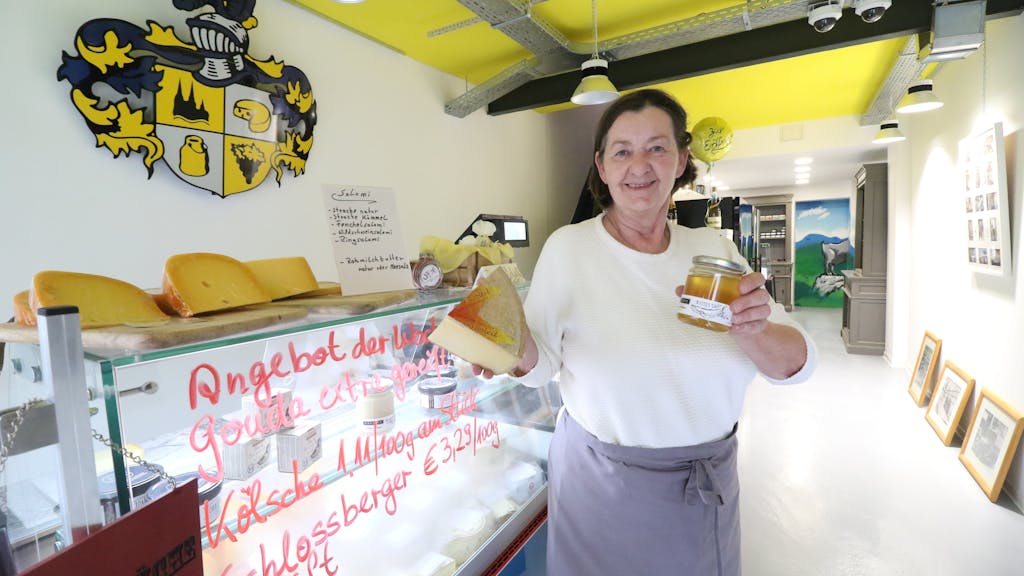 Barbara Wingenfeld steht im Geschäft Käsehaus Wingenfeld.