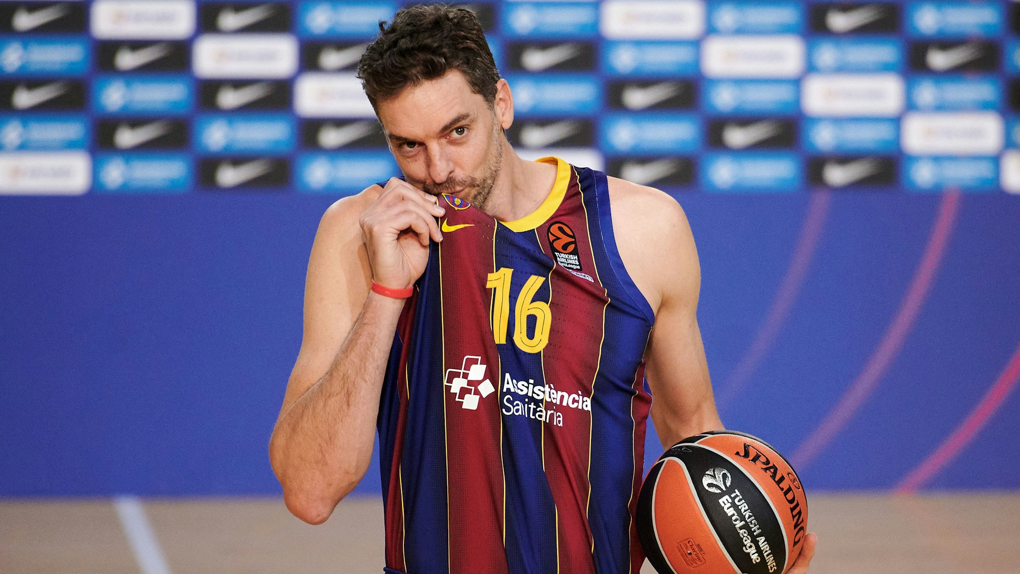 Der spanische Basketballspieler Pau Gasol wird als neuer Spieler des FC Barcelona im Palau Blaugrana präsentiert und küsst das Wappen des Klubs.