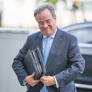 Armin Laschet, CDU-Bundesvorsitzender und Ministerpräsident von Nordrhein-Westfalen, kommt am Sonntag (3. Oktober) zur Vorbereitung von Sondierungsgesprächen zwischen der CDU und der FDP am Konrad- Adenauer Haus an. Er tagt am Dienstag mit dem Landesvorstand, um seine Nachfolge zu klären.