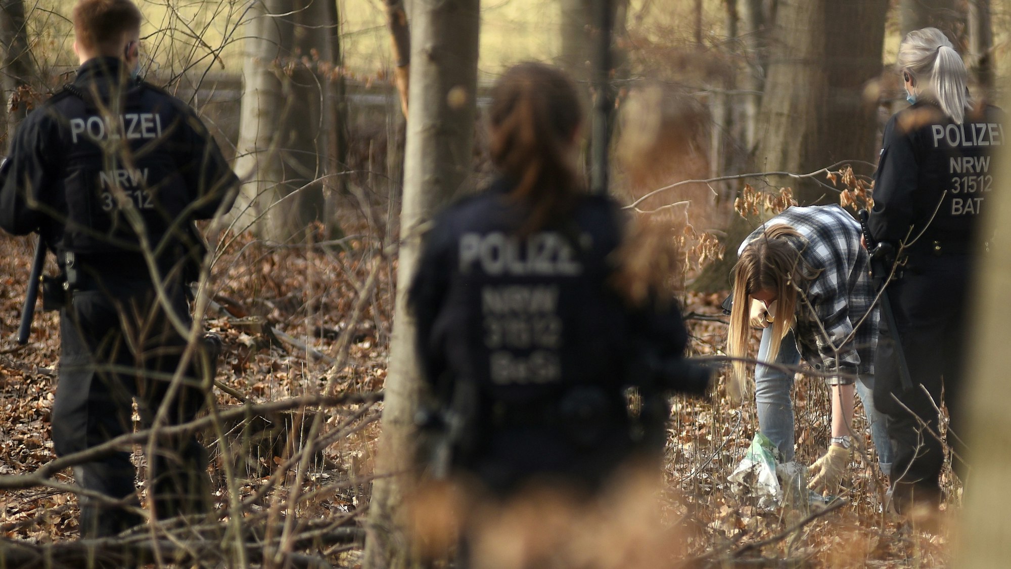 Polizeieinheiten durchsuchen den Wald nach einer Vergewaltigung einer Joggerin am Decksteiner Weiher.