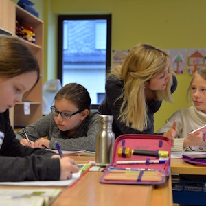 Lehrerin Lilli Maul unterrichtet am 25.01.2016 in der Grundschule Klotten (Kreis Cochem-Zell).