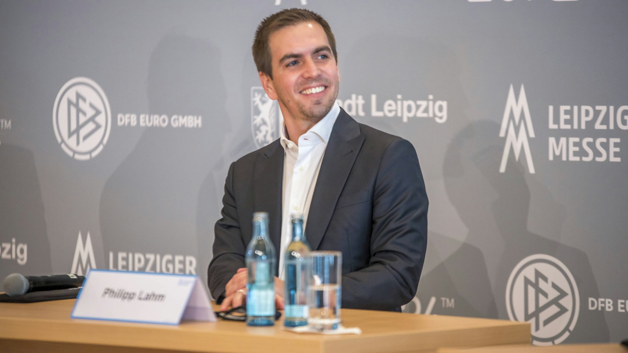 Philipp Lahm lacht bei einer Pressekonferenz zur EM 2024.