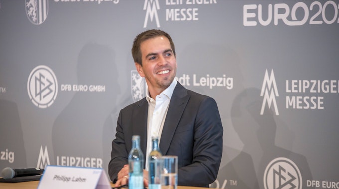 Philipp Lahm lacht bei einer Pressekonferenz zur EM 2024.