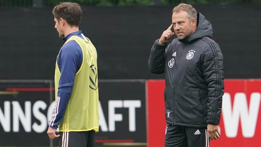Bundestrainer Hansi Flick und Jonas Hofmann (l.) beim Training in Hamburg.