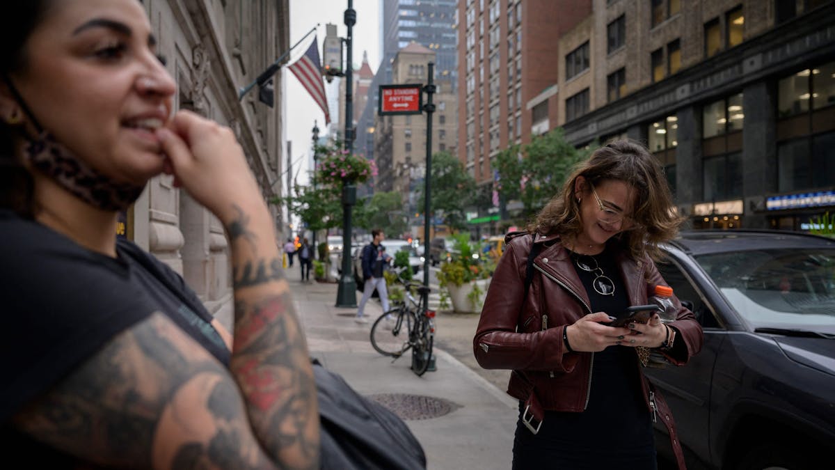 Eine Frau in den Straßen von New York checkt am Montag (4. Oktober) ihren Facebook-Account.
