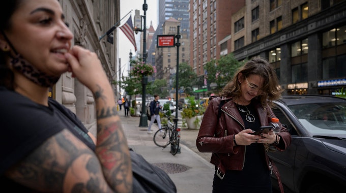Eine Frau in den Straßen von New York checkt am Montag (4. Oktober) ihren Facebook-Account.