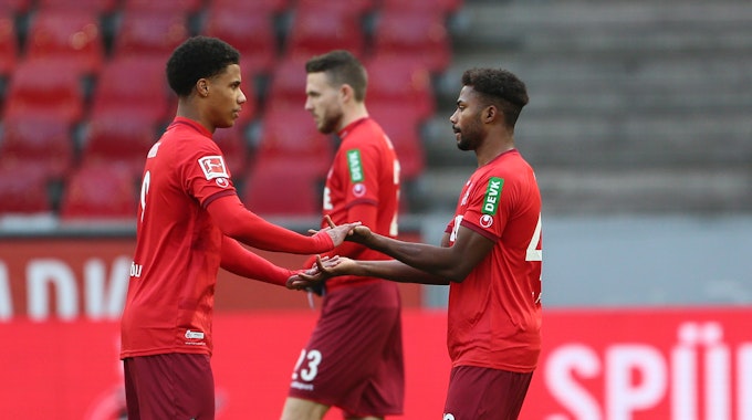Ismail Jakobs und Emmanuel Dennis spielen für den 1. FC Köln gegen Arminia Bielefeld.
