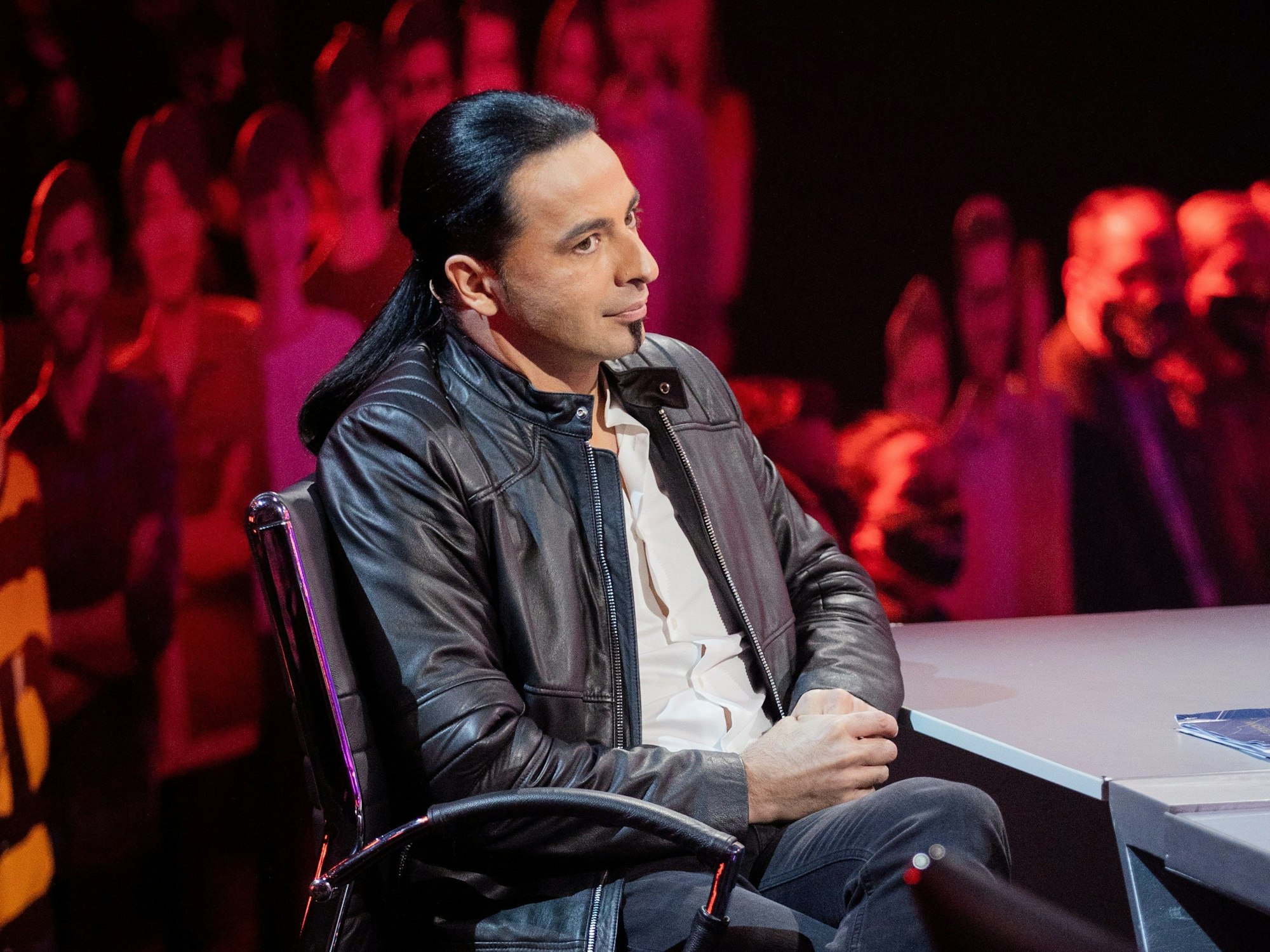 Bülent Ceylan aus dem Rate-Team sitzt in der ProSieben-Show „The Masked Singer“.