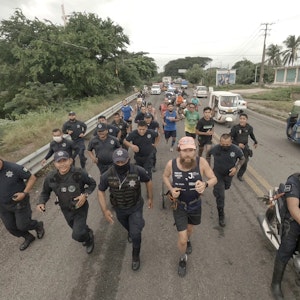 Jonas Deichmann (rosa Kappe) läuft am 02.09.2021 durch Mexiko und wird von einer Polizeieskorte begleitet.
