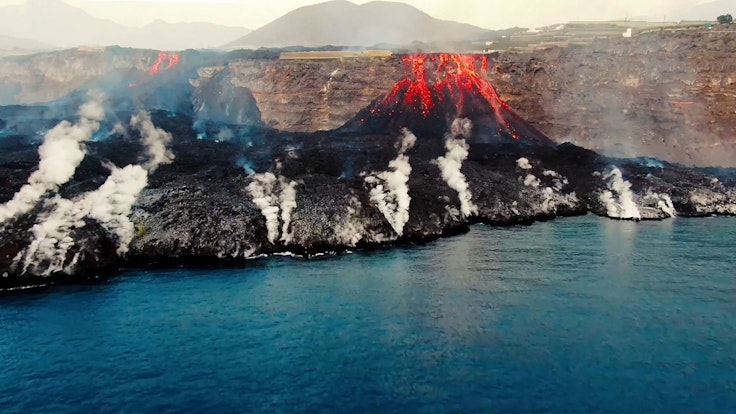Im September 2021 ist auf La Palma ein bis dahin lange inaktiver Vulkan ausgebrochen – die Folgen davon sind noch immer spürbar. Das Foto (aufgenommen am 4. Oktober) zeigt, wie Lava an der Küste ins Meer stürzt.