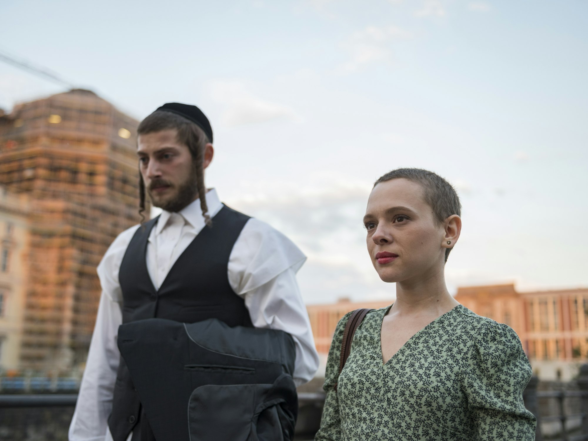 In der deutschen Netflix-Serie „Unorthodox“ macht sich die jüdische Esty auf die Suche nach Freiheit.