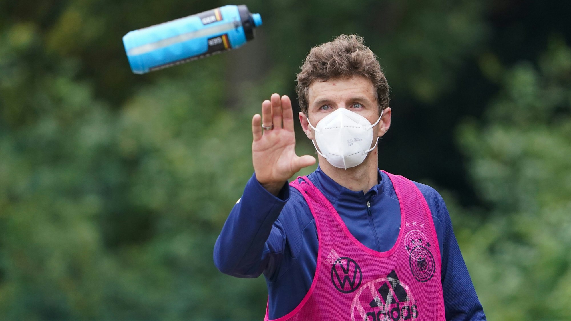 Deutschlands Thomas Müller fängt beim Training der Nationalmannschaft eine Flasche.