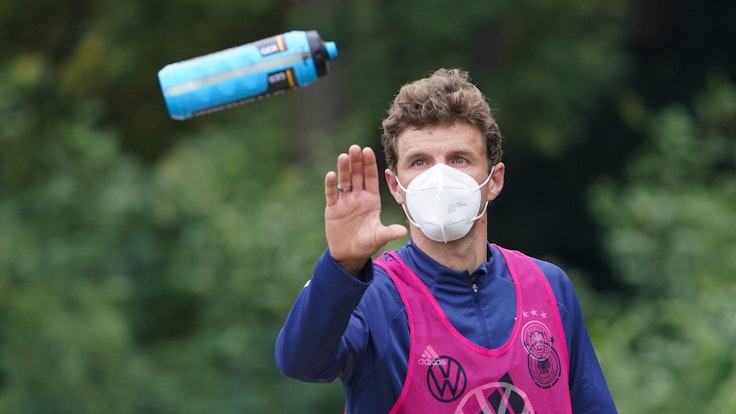 Deutschlands Thomas Müller fängt beim Training der Nationalmannschaft eine Flasche.