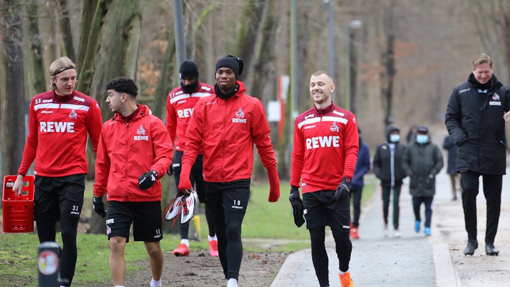 Sebastiaan Bornauw, Dimitrios Limnios und Max Meyer gehen zum Training des 1. FC Köln.
