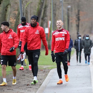 Sebastiaan Bornauw, Dimitrios Limnios und Max Meyer gehen zum Training des 1. FC Köln.