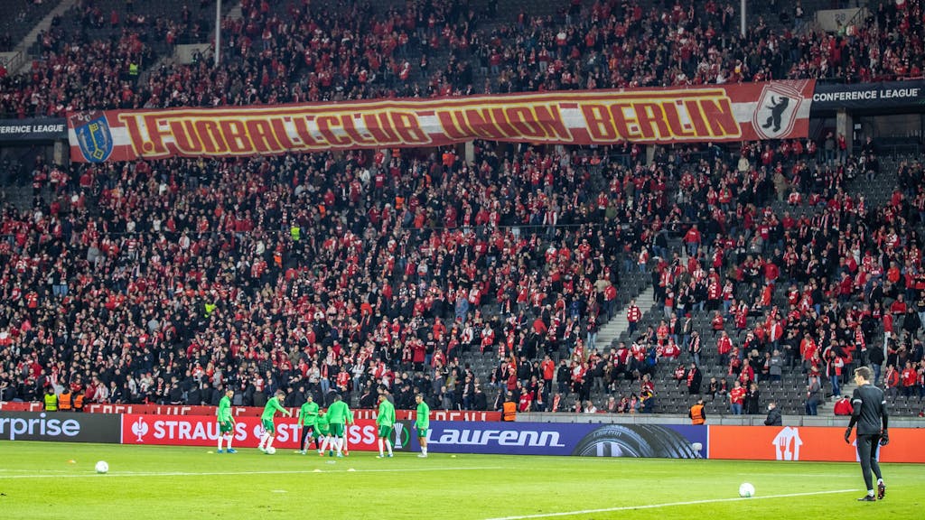 Fans von Union Berlin im Spiel der UEFA Conference League gegen Maccabi Haifa