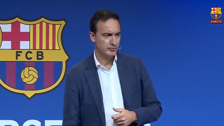 CEO Ferran Reverter vom FC Barcelona informiert auf einer Pressekonferenz über die Finanz-Zahlen des Klubs.