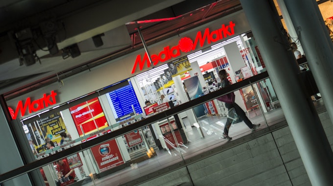 Blick auf den Media Markt im Berliner Hauptbahnhof (Archivbild von 2016): Laut MediaMarktSaturn könne es zu Engpässen bei einigen Produkten rund um die Weihnachtszeit geben. Ein Grund dafür: die weltweite Halbleiterkrise.