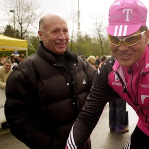 Wolfgang Strohband förderte Jan Ullrich und machte ihn als Manager zum ersten deutschen Sieger der Tour de France. Hier sind die beiden am Rande eines Rennens in Köln zu sehen.