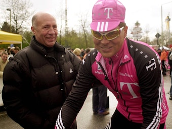 Wolfgang Strohband förderte Jan Ullrich und machte ihn als Manager zum ersten deutschen Sieger der Tour de France. Hier sind die beiden am Rande eines Rennens in Köln zu sehen.