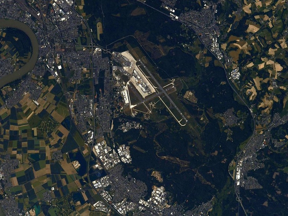 Der Flughafen Köln/Bonn aus dem All.