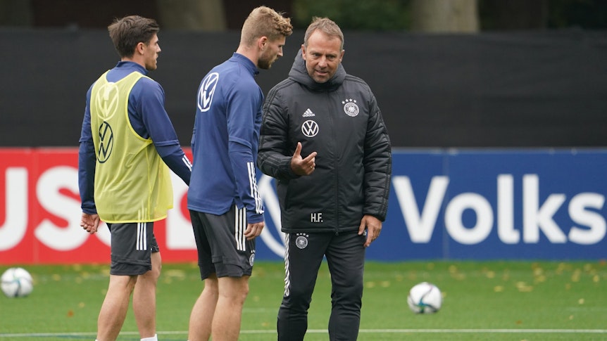 Bundestrainer Hansi Flick spricht mit Timo Werner (M). Links Jonas Hofmann.