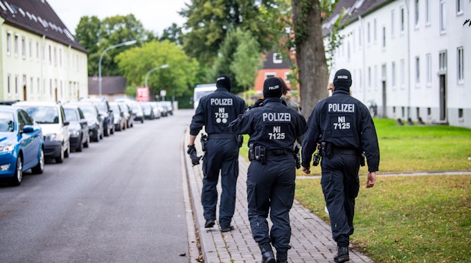 Unser Symbolbild zeigt Einsatzkräfte Ende August in Wilhelmshaven in einem Wohnviertel.