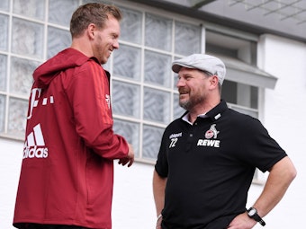 Julian Nagelsmann vom FC Bayern unterhält sich mit Steffen Baumgart vom 1. FC Köln.