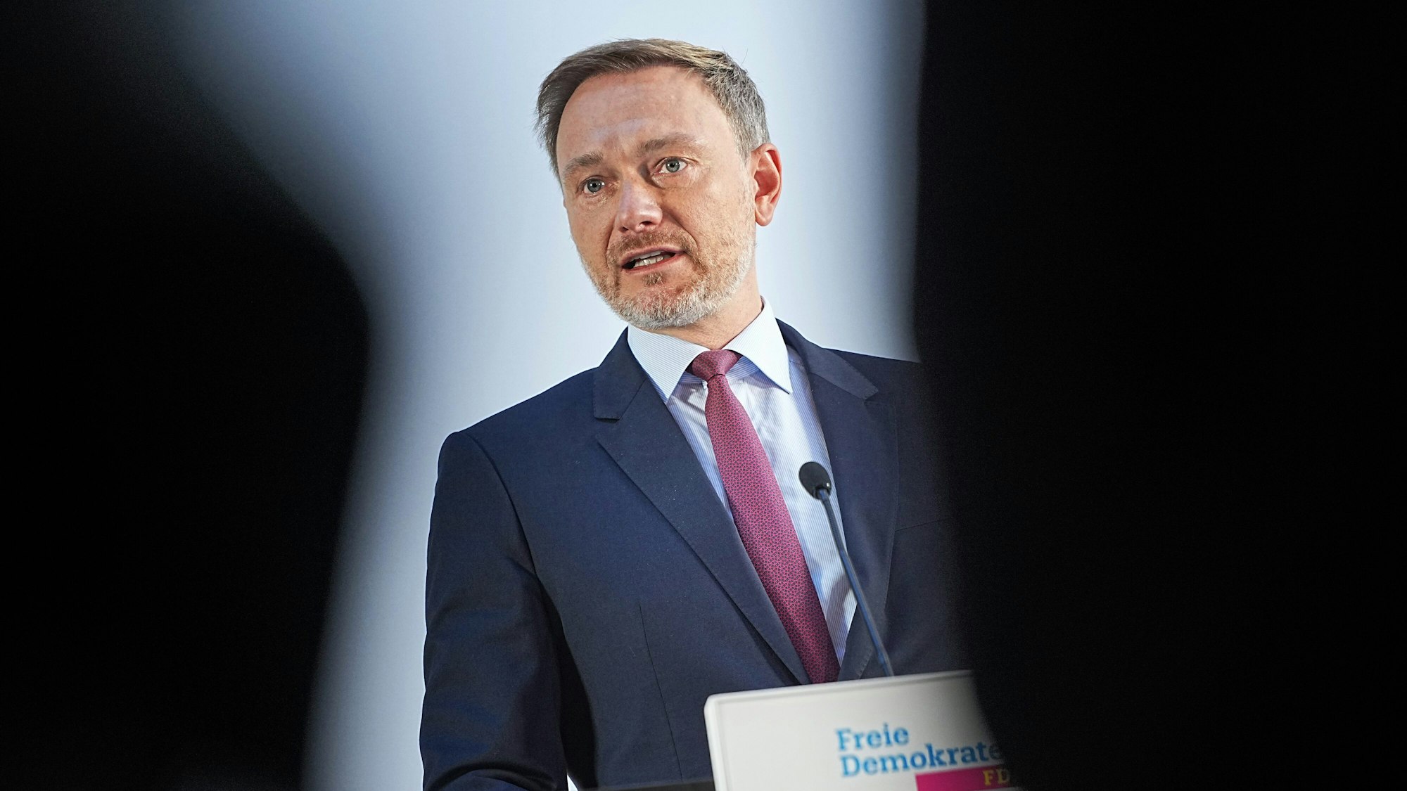 Christian Lindner, FDP-Bundesvorsitzender, informiert im Hans-Dietrich-Genscher-Haus, der Parteitzentrale der FDP, über den Stand der Sondierungsgespräche für die Regierungsbildung nach der Bundestagswahl.