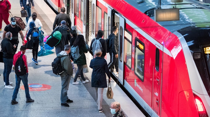Reisende steigen im Hauptbahnhof in Hamburg in eine S-Bahn ein. Zugreisende müssen sich auch im Regionalverkehr auf höhere Fahrpreise einstellen.