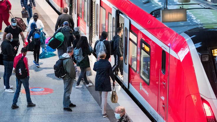 Reisende steigen im Hauptbahnhof in Hamburg in eine S-Bahn ein. Zugreisende müssen sich auch im Regionalverkehr auf höhere Fahrpreise einstellen.