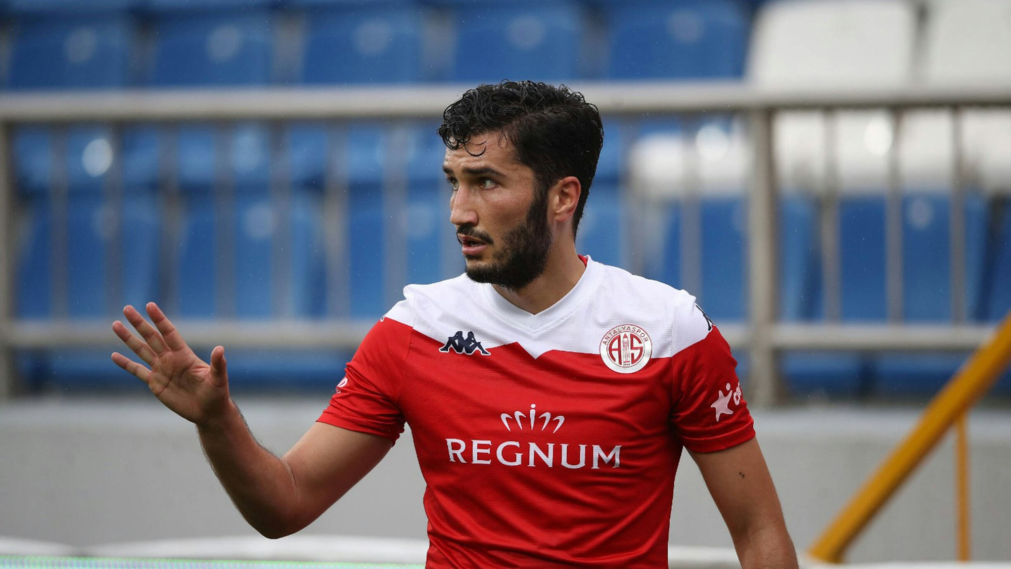 Nuri Sahin gestikuliert in Richtung seiner Antalyaspor-Mitspielerwährend des 2:2-Unentschieden gegen Kasimpasa