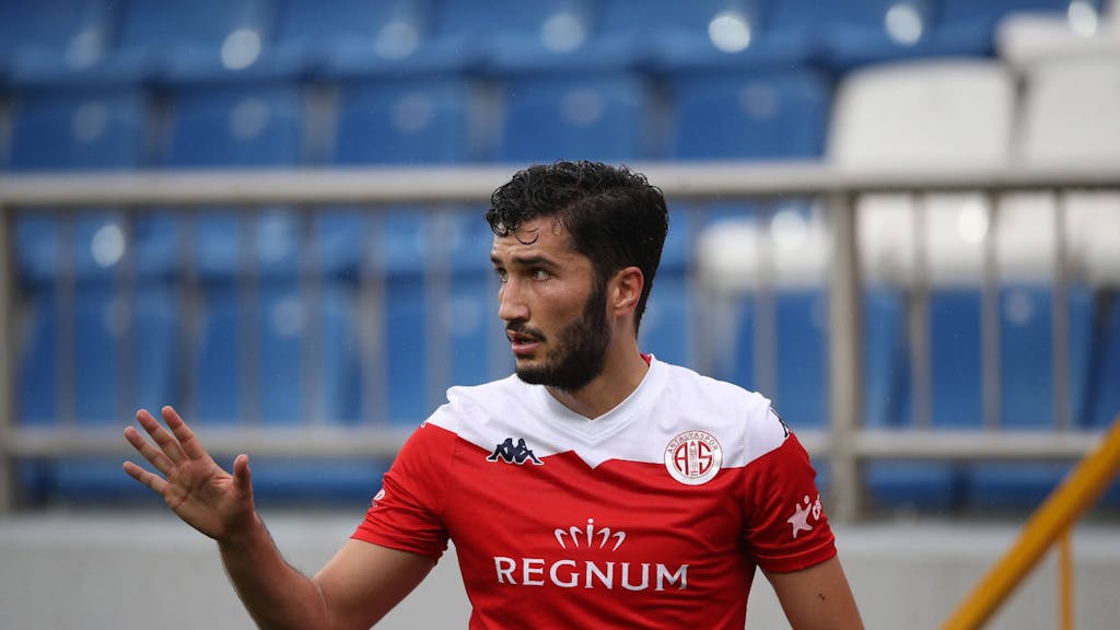 Nuri Sahin gestikuliert in Richtung seiner Antalyaspor-Mitspieler&nbsp;während des 2:2-Unentschieden gegen Kasimpasa