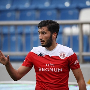 Nuri Sahin gestikuliert in Richtung seiner Antalyaspor-Mitspieler während des 2:2-Unentschieden gegen Kasimpasa