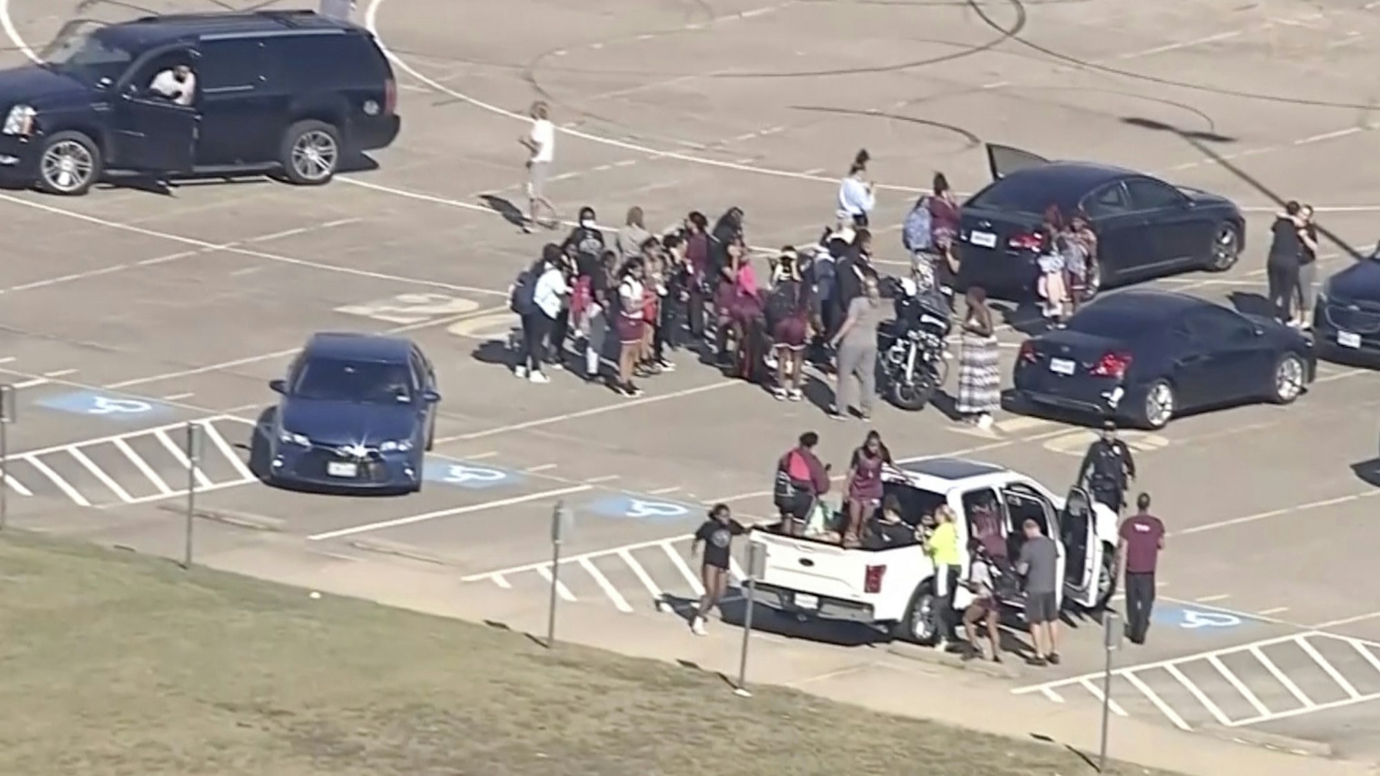 Schüler stehen vor der Timberview High School. Ein Schütze hat an einer Schule in Arlington im US-Bundesstaat Texas das Feuer eröffnet und Menschen verletzt.