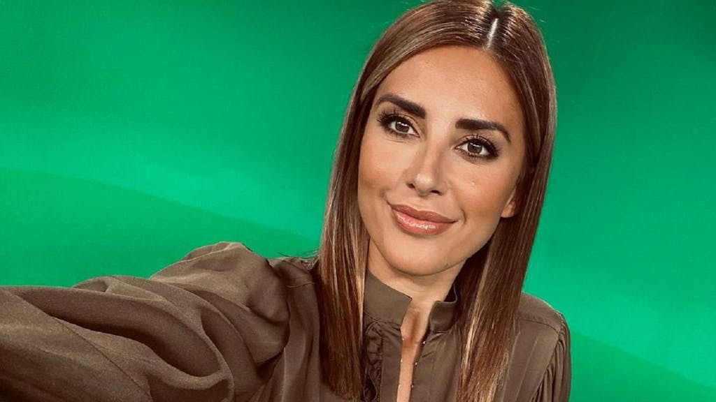 TV-Moderatorin Jana Azizi posiert für ein Selfie
