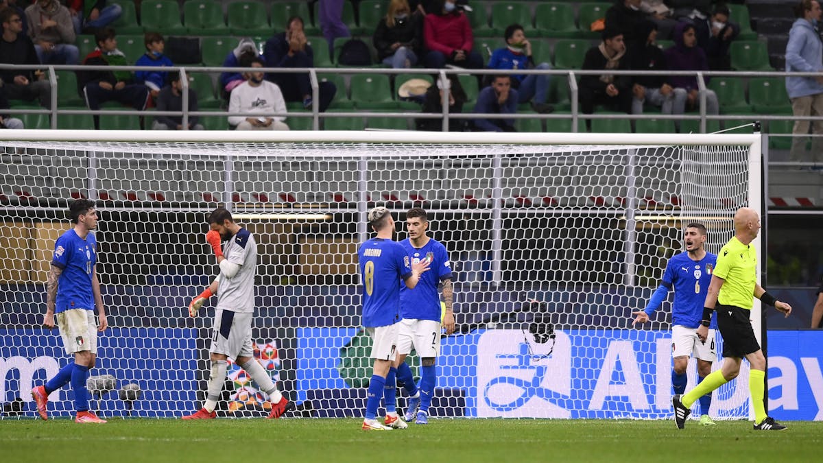 Mehrere Spieler der italienischen Nationalmannschaft sind im Spiel gegen Spanien sichtbar niedergeschlagen und wütend.