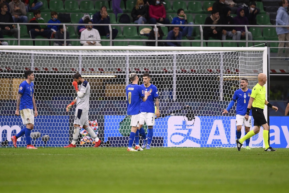 Mehrere Spieler der italienischen Nationalmannschaft sind im Spiel gegen Spanien sichtbar niedergeschlagen und wütend.