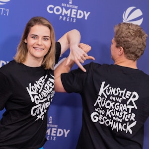 Hazel Brugger und ihr Mann Thomas Spitzer bei der Verleihung des Comedypreises. Mit ihrer T-Shirt-Aktion sorgten sie für Aufsehen. Ein klares Statement gegen sexuelle Gewalt.